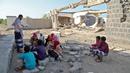 Anak-anak Yaman menghadiri kelas di luar ruangan sebuah sekolah yang rusak parah pada hari pertama tahun ajaran baru di provinsi barat Yaman yang dilanda perang Hodeida, Senin (17/10/2022). UNICEF memperkirakan bahwa lebih dari dua juta anak telah putus sekolah di Yaman, peningkatan hampir setengah juta sejak perang pecah pada 2015. (Foto oleh Khaled ZIAD / AFP).