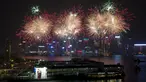 Kembang api menghiasi Dermaga Victoria, Hong Kong, dalam rangka peringatan ulang tahun ke-66 Republik Rakyat China, Kamis (1/10/2015). (REUTERS/Tyrone Siu)