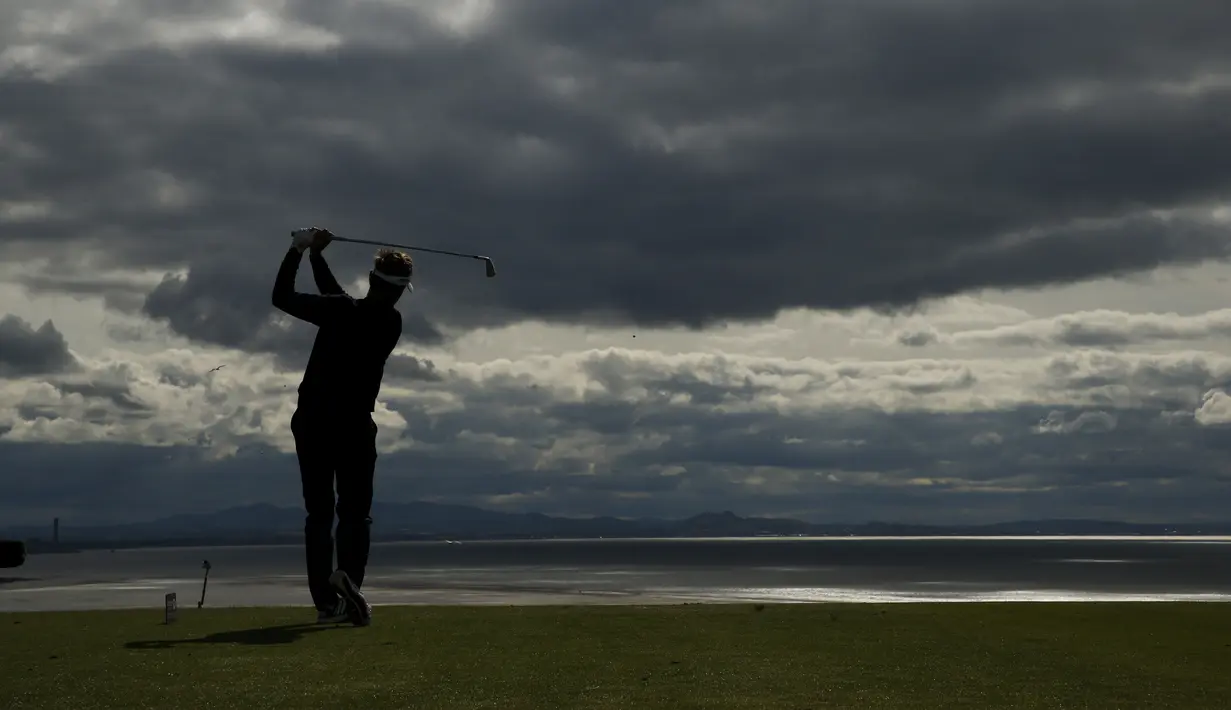 Raphael Jacquelin saat tampil di final round Turnamen Golf Aberdeen Asset Management Scottish Open di Gullane Golf Club, East Lothian, Skotlandia. (12/7/2015). (Action Images via Reuters/Lee Smith Livepic)