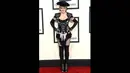 Penyanyi Madonna berpakaian seksi seperti matador di ajang Grammy Awards ke-57 di Staples Center, Los Angeles, AS, Minggu (8/2/2015). (Jason Merritt/Getty Images/AFP)
