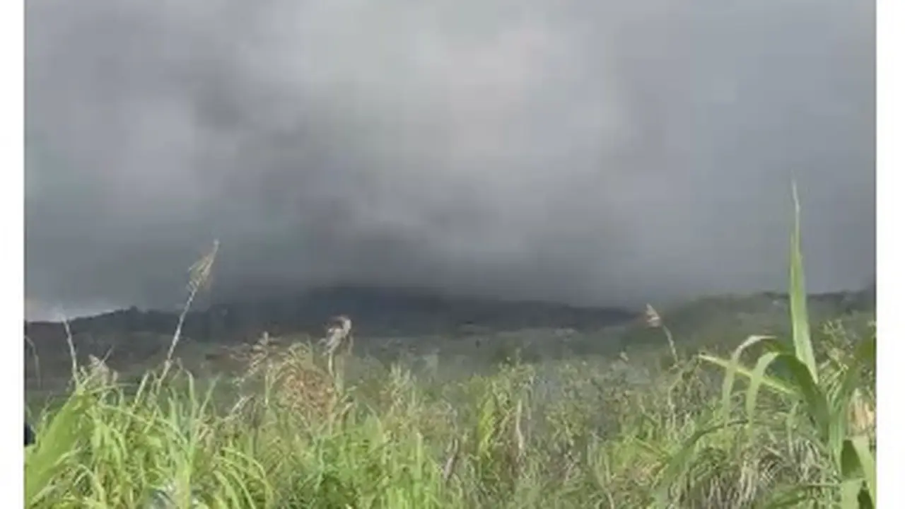 Gunung Dukono di Halmahera Utara erupsi pada hari ini Jumat (8/5/2026). (Dok. Istimewa)
