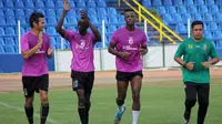 Makan Konate latihan bersama Sriwijaya FC. (Bola.com/Riskha Prasetya)