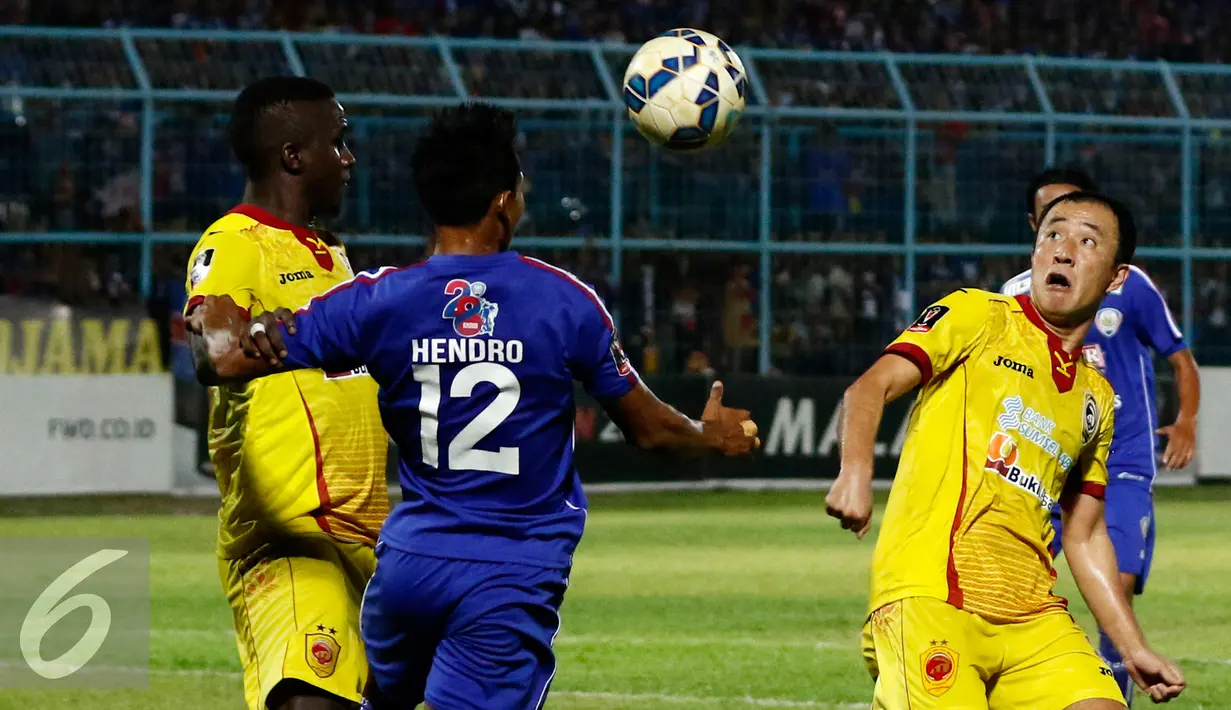 Laga seru tersaji di Semifinal Piala Presiden 2015 antara Arema Cronus melawan Sriwijaya FC, Malang, Sabtu (3/10/2015). Pertandingan berakhir imbang dengan skor 1-1. (Liputan6.com/Yoppy Renato)
