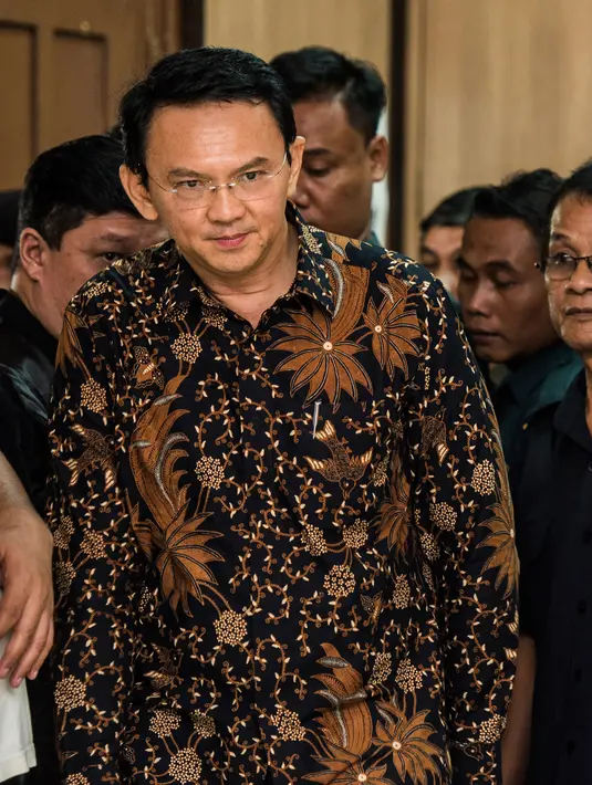 Basuki Tjahaja Purnama (Ahok) berjalan menuju kursi terdakwa untuk menjalani sidang lanjutan kasus dugaan penistaan agama di PN Jakarta Utara, Selasa (20/12). Sidang mendengarkan tanggapan dari JPU atas nota keberatan Ahok (Liputan6.com/Pool/Agung Rajasa)