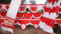 Pedagang menjajakan bendera dan umbul-umbul yang dijual di kawasan Tanjung Barat, Jakarta, Senin (1/8). Bendera dan umbul-umbul tersebut dijual mulai dari Rp.20 ribu hingga Rp.250 ribu, tergantung ukuran. (Liputan6.com/Immanuel Antonius)