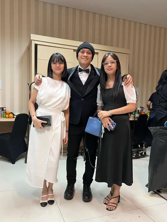 Khadeeja cukup sering terlihat di backstage mendampingi sang ayah manggung bareng Dewa 19. [Instagram.com/khadeejaisha]