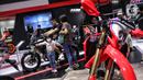 Pengunjung melihat koleksi sepeda motor yang dipamerkan dalam Indonesia International Motor Show (IIMS) 2023 di Jiexpo Kemayoran, Jakarta, Minggu (19/2/2023). Selain mobil, IIMS 2023 yang berlangsung hingga 26 Februari mengangkat tema "Bringing Opportunity for Otomotive Society Together" (BOOST) tersebut menghadirkan sekitar 40 merek produk sepeda motor dengan konsep terbaru. (merdeka.com/Iqbal S. Nugroho)