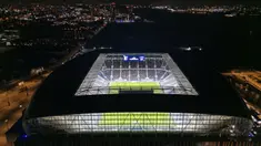 Foto udara yang memperlihatkan para penggemar di dalam stadion baru Everton, Bramley Moore Dock, selama pertandingan uji coba persahabatan antara Everton U18 melawan Wigan U18 di Liverpool, Inggris, Senin (17/02/2025) waktu setempat. (AFP/Paul Ellis)