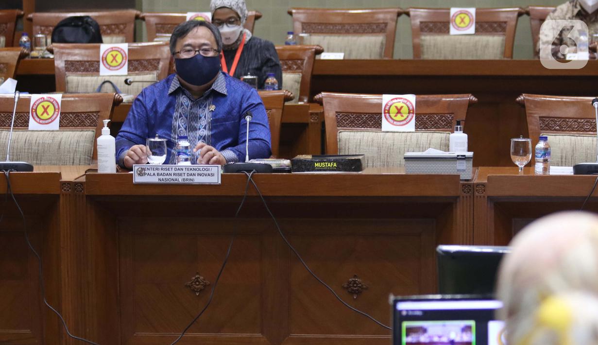 Menteri Riset dan Teknologi Bambang Brodjonegoro menghadiri  rapat kerja di ruang rapat Komisi XI DPR RI, kompleks parlemen, Jakarta, Rabu (3/2/2021).  Vaksin covid-19 Merah Putih baru dapat digunakan pada tahun 2022. (Liputan6.com/Angga Yuniar)