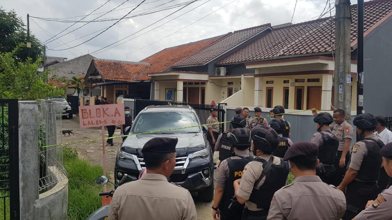 Petugas memeriksa rumah di Batan Indah Tangsel terkait paparan radioaktif.