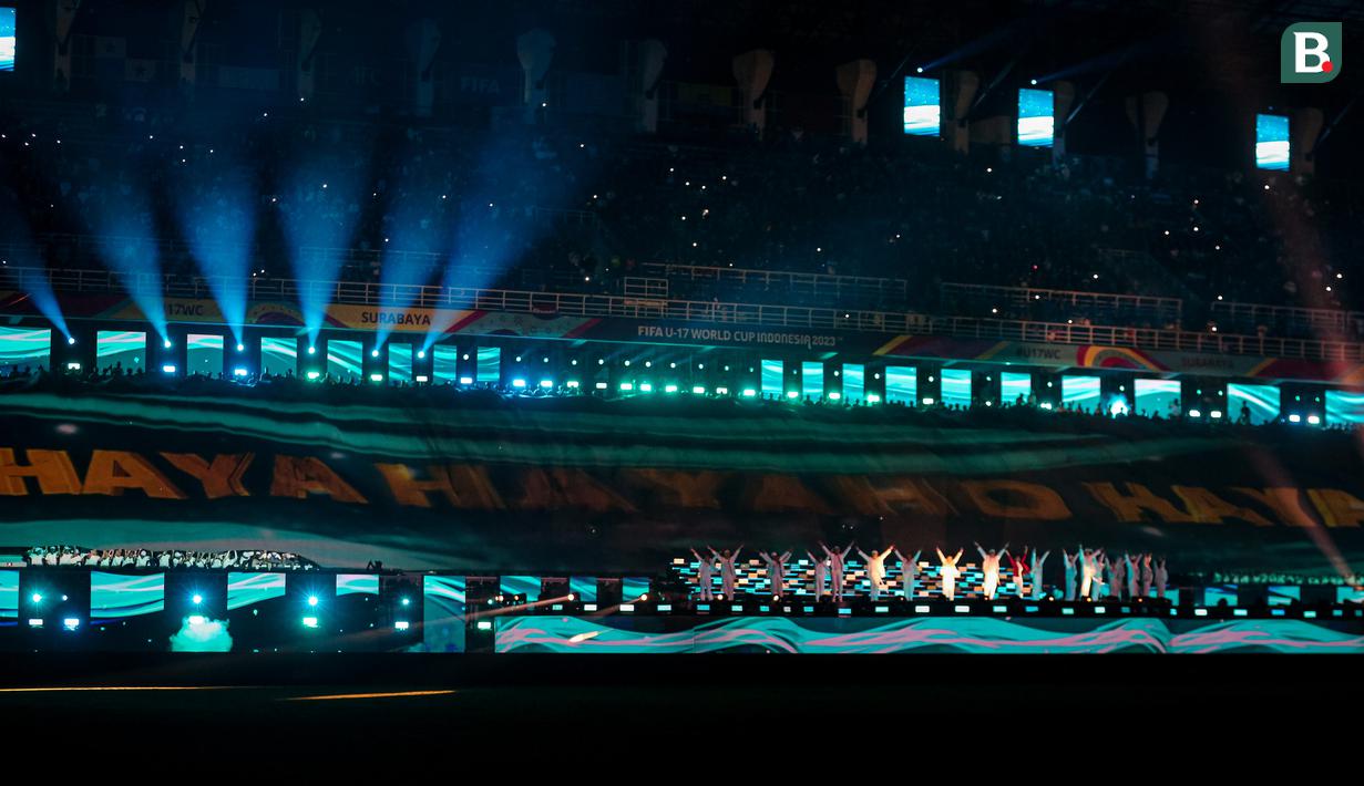 Penampilan penyanyi Wika Salim saat mengisi acara pembukaan Piala Dunia U-17 2023 di Stadion Gelora Bung Tomo, Surabaya, Jumat (10/11/2023) malam WIB. (Bola.com/Bagaskara Lazuardi)