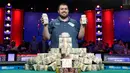 Scott Blumstein dari AS berpose untuk fotografer setelah memenangkan Kejuaraan Dunia Poker (World Series of Poker Main Event) di Las Vegas, Minggu (23/7). Scott berhasil membawa pulang 8.15 juta US Dolar atau sekitar Rp 106,7 miliar (AP Photo/John Locher)