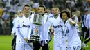 Cristiano Ronaldo dan pemain Real Madrid lainnya berpose dengan trofi Copa del Rey yang baru saja mereka raih setelah mengalahkan Barcelona 1-0 di Stadion Mestalla, Valencia, 21 April 2011. (AFP/Pierre-Philippe Marcou)