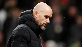 Erik Ten Hag menjadi salah satu pelatih yang terancam kehilangan pekerjaan. Performa MU yang angin-anginan membuat nama sang pelatih mencuat sebagai orang yang harus bertanggung jawab atas melemahnya penampilan MU musim ini. (AFP/Oli Scarff)