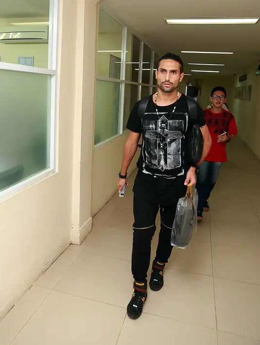 "Dan sekarang aku ada berapa hari (kosong), jadi kesempatan ini aku gunakan untuk lihat dia dan beri support mantan istriku," ujarnya. (Nurwahyunan/Bintang.com)