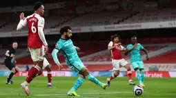 Mohamed Salah sukses menggandakan skor di menit ke-68. Setelah merangsek ke kotak penalti, pemain Mesir itu mampu menaklukkan Bernd Leno lewat sepakan kaki kanan. (Foto: AFP/Pool/Catherine Ivill)