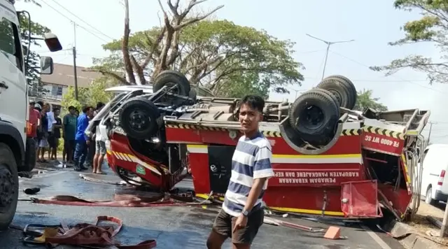 Kronologi Mobil Damkar Terguling Tewaskan 2 Petugas