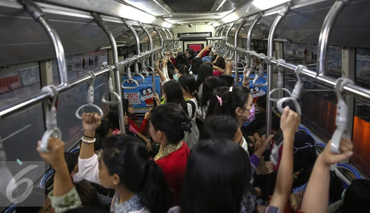 Penumpang wanita saat naik bus Transjakarta, Selasa (8/9/2015). PT Transportasi Jakarta (Transjakarta) telah membentuk Tim Pengamanan Operasional untuk mengatasi kejahatan dan pelecehan seksual guna memberi rasa aman penumpang.(Liputan6.com/Faizal Fanani)