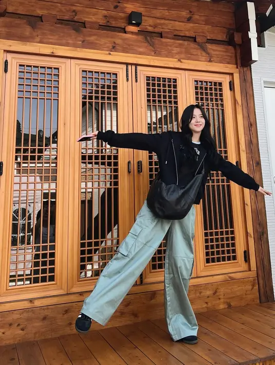 Jaket panjang, kaos, cargo pants dan shoulder bag menjadi inspirasi tampilan praktis untuk hangout. [@sooyaaa__].
