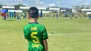 Melihat penampilan putranya saat menyelamatkan bola, Titi Kamal terdengar teriak histeris di pinggir lapangan. [Instagram/titi_kamall]
