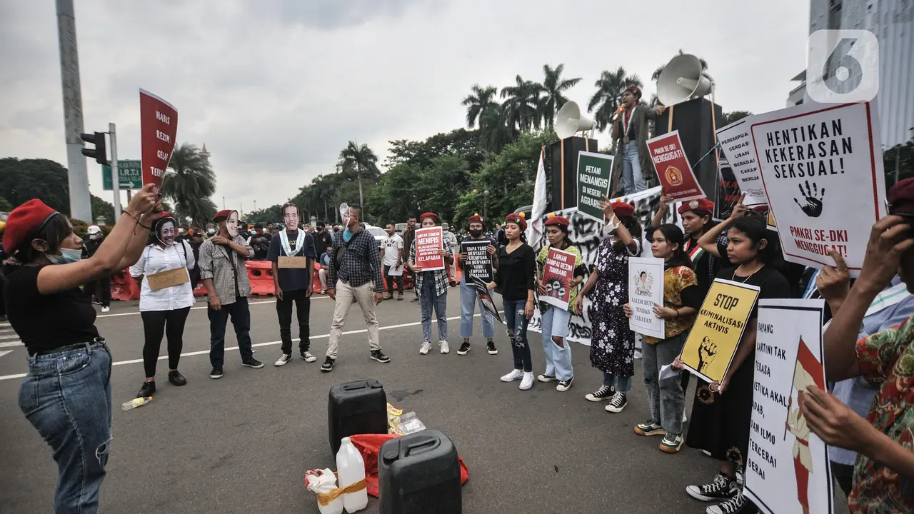 Aksi Mahasiswi Demo Tuntut Mafia Minyak Goreng