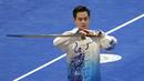 Atlet Wushu Indonesia, Nicholas saat bertanding dalam cabang olahraga Wushu nomor Taolu Taiji Jian Putra SEA Games 2021 di Cau Giay Gymnasium, Hanoi, Sabtu (14/5/2022). Nicholas berada di posisi kedua dengan poin 9,71 sekaligus memastikan diri meraih medali perak dalam nomor pertandingan tersebut. (Bola.com/Ikhwan Yanuar)