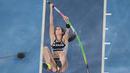 Eliza McCartney berusaha melewati mistar saat berkompetisi pada final lompat galah Olimpiade Rio 2016 di Olimpic Stadium, Brasi, (20/8/2016). (AFP /Antonin Thuillier)