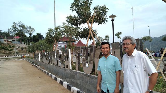 Hermanto Dardak bersama anaknya, Emil Dardak. (Istimewa)