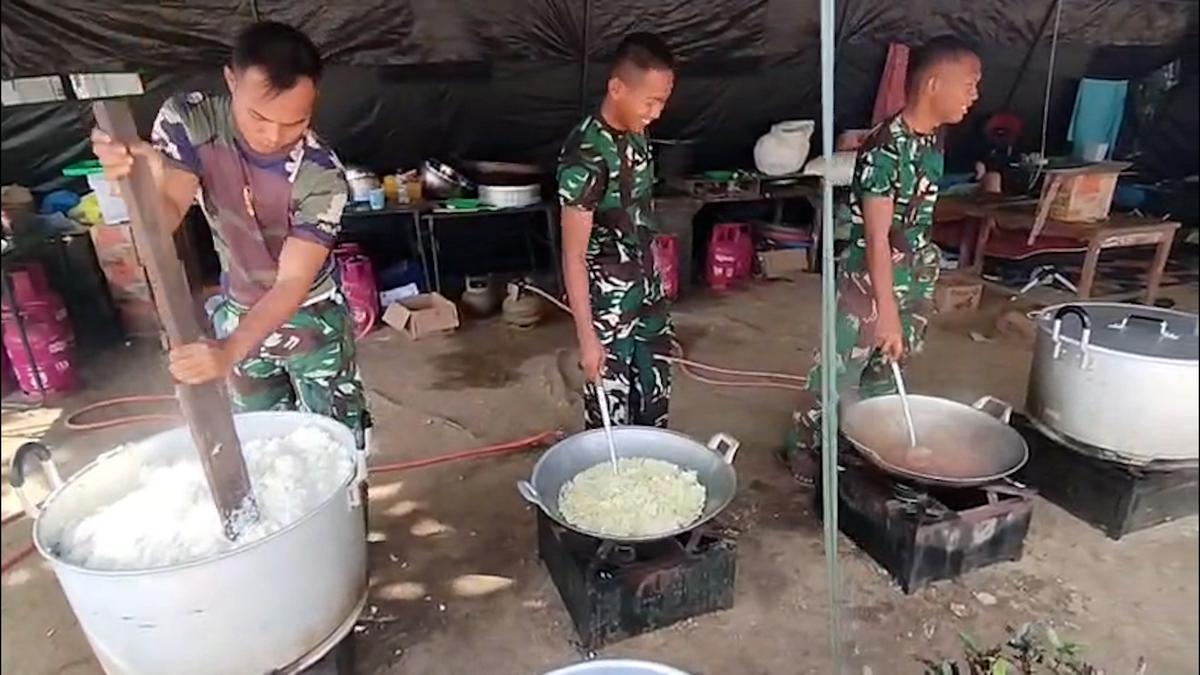 Potret TNI yang Serba Bisa di Lokasi Bencana: Memasak, Cat Masjid hingga Jadi Suster Dadakan