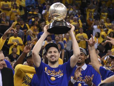 Pemain Warriors, Klay Thompson #11 mengangkat trofi juara usai timnya mengalahkan  OKC Thunder pada final wilayah barat NBA Playoffs di Oracle Arena, (31/5/2016) WIB. Warriors menang 96-88. (Mandatory Credit: Kyle Terada-USA TODAY Sports)