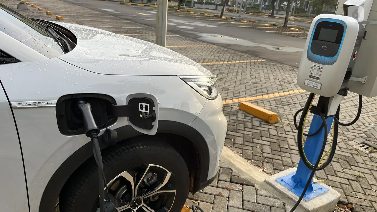 Pengisian daya mobil listrik di SPKLU