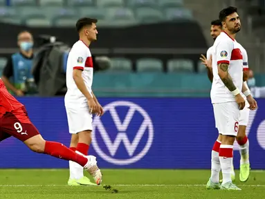 Pemain Swiss Haris Seferovic (kiri) merayakan gol ke gawang Turki pada pertandingan Grup A Euro 2020 di Stadion Olimpiade Baku, Baku, Azerbaijan, Minggu (20/6/2021). Swiss menang 3-1. (Ozan Kose/Pool via AP)