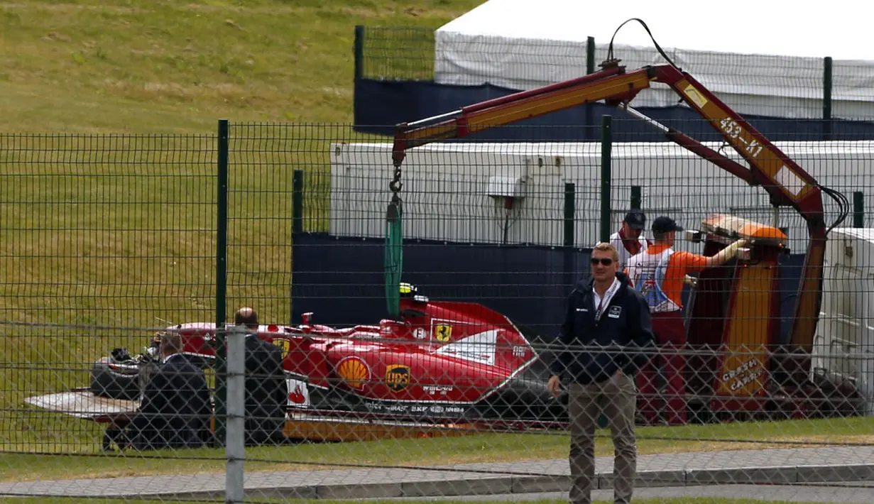 Pembalap Formula Satu Kimi Raikkonen (Fimlandia) harus keluar dari lintasan di lap pertama GP Inggris, (6/7/2014). Tampak, mobil Ferrari pembalap Formula Satu Kimi Raikkonen diangkut keluar lintasan di sirkuit Silverstone. (REUTERS/Phil Noble)