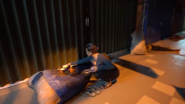 7 Momen Nikita Mirzani Bagikan Makanan di Pinggir Jalan, Penuh Haru