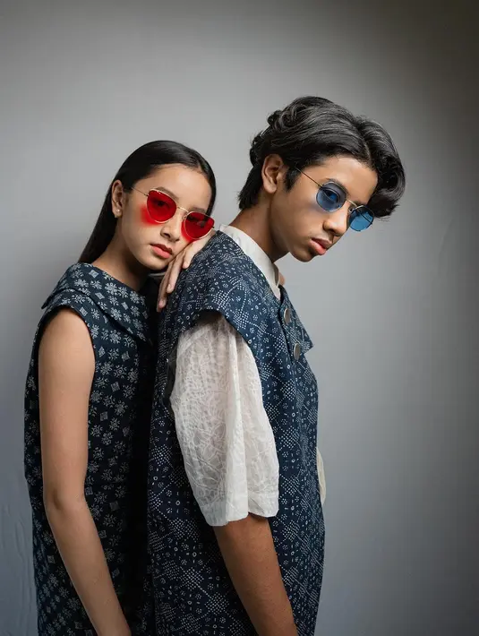 Tak hanya Dwi dan Widi, anak-anak mereka pun tampil begitu memesona dengan busana batik Gedog Tuban yang indah. [Foto: Instagram/widimulia]