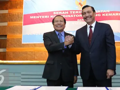 Menko Bidang Kemaritiman Luhut B. Pandjaitan (kanan) berjabat tangan dengan Rizal Ramli ketika mengikuti serah terima jabatan (sertijab) Menko Bidang Kemaritiman di Gedung BPPT, Jakarta, Kamis (28/7). (Liputan6.com/Angga Yuniar)