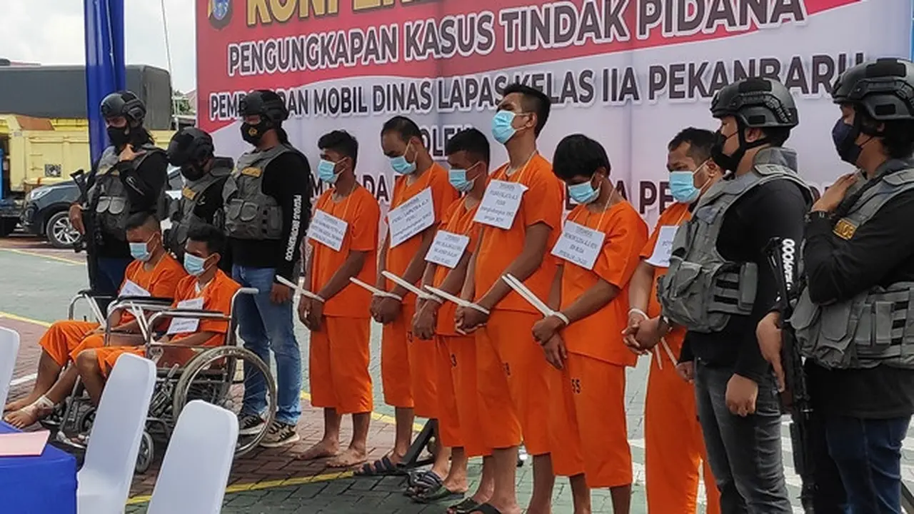 Tersangka pembakaran mobil pegawai Lapas Pekanbaru saat konferensi pers di Polda Riau.