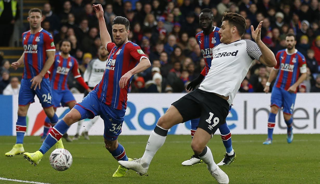 Striker Derby County, Chris Martin, berusaha melewati bek Crystal Palace, Martin Kelly, pada laga Piala FA di Stadion Selhurst Park, London, Minggu (5/1). Palace kalah 0-1 dari Derby. (AFP/Ian Kington)