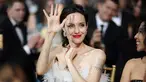 Angelina Jolie menghadiri acara Critics Choice Awards 2018 di Santa Monica, California, Kamis (11/1). Angelina Jolie sukses menjadi salah satu yang paling mencuri perhatian dengan penampilan yang berbeda dari biasanya. (Christopher Polk/Getty Images/AFP)