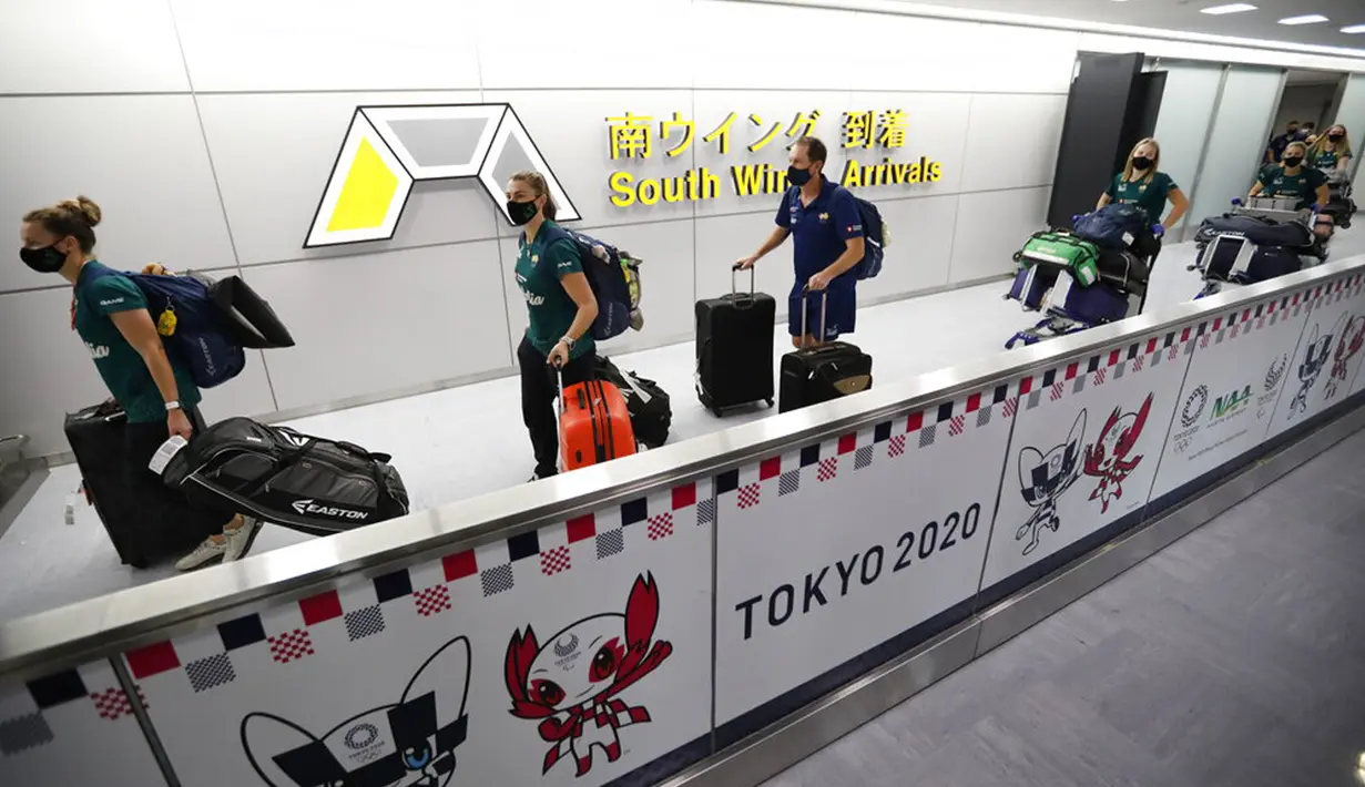Pemain timnas softball Australia tiba di Bandara Internasional Narita, Jepang, Selasa (1/6/2021). Timnas softball Australia termasuk di antara yang paling awal datang untuk Olimpiade Tokyo. (Issei Kato/Pool Photo via AP)