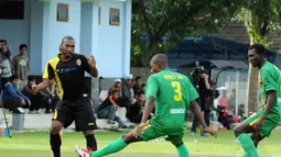 Penyerang Sriwijaya FC, Patrich Wanggai (kiri) berusaha mengecoh pemain Mali FC saat laga uji coba di Lapangan Soetasoma Halim Perdanakusuma, Jakarta (8/1/2015). Sriwijaya FC unggul 6-2 atas Mali FC. (Liputan6.com/Helmi Fithriansyah)