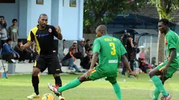 Penyerang Sriwijaya FC, Patrich Wanggai (kiri) berusaha mengecoh pemain Mali FC saat laga uji coba di Lapangan Soetasoma Halim Perdanakusuma, Jakarta (8/1/2015). Sriwijaya FC unggul 6-2 atas Mali FC. (Liputan6.com/Helmi Fithriansyah)