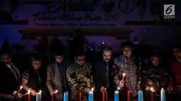 Ketua Umum TMP Maruarar Sirait (ketiga kanan), Konselor Kedubes Palestina di Indonesia Taher Hamad (keempat kanan) dan Sekjen DPP PDIP Hasto Kristiyanto (kelima kanan) dalam perayaan Natal 2017 di Jakarta, Jumat (22/12). (Liputan6.com/Faizal Fanani)