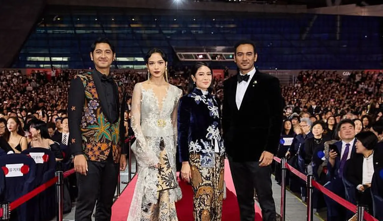 <p>Sang desainer mengungkap jika kebaya tersebut kebaya tersebut terinspirasi dari peran Dian Sastrowardoyo dalam Gadis Kretek. Kebaya tersebut dipadukan kain lilit batik coklat sebagai bawahan.[@netflixid]</p>