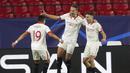 Para pemain Sevilla merayakan kemenangan atas Krasnodar pada laga Liga Champions di Stadion Ramon Sanchez Pijuan, Kamis (5/11/2020). Sevilla menang dengan skor 3-2. (AP Photo/Angel Fernandez)