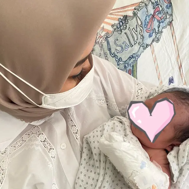 6 Momen Orang Tua Nikita Willy Gendong Baby Izz, Cucu Pertama
