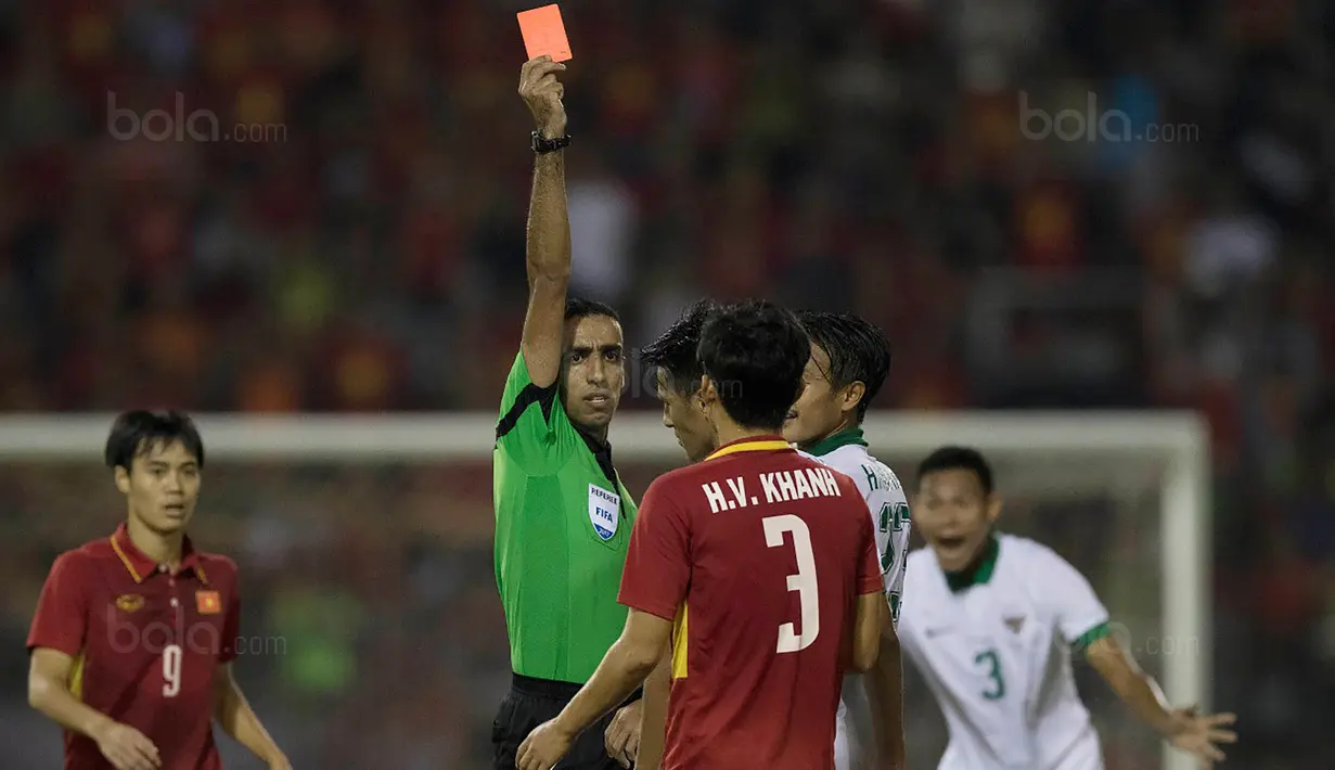 Timnas Indonesia harus bermain dengan sepuluh pemain setelah Hanif Sjahbandi mendapat kartu merah saat melawan Vietnam di Stadion MPS, Selangor, Selasa (22/8/2017). Indonesia imbangi Vietnam 0-0. (Bola.com/Vitalis Yogi Trisna)
