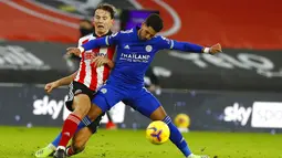 Pemain Leicester City, Ayoze Perez, berebut bola dengan pemain Sheffield United, Sander Berge, pada laga Liga Inggris di Stadion Brammall Lane, Minggu (6/12/2020). Leicester City menang dengan skor 2-1. (Jason Cairnduff, Pool via AP)