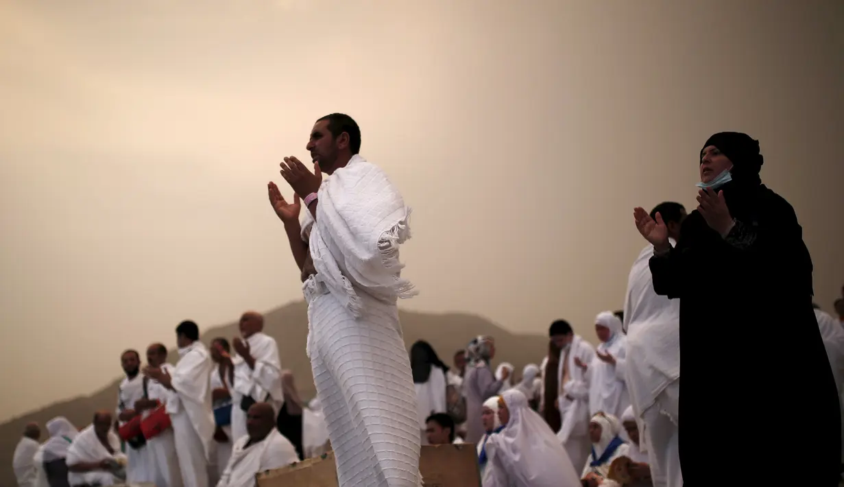 Peziarah Muslim berdoa di Jabal Rahmah dekat tepi Arafah saat ibadah haji, Arab Saudi (22/9/2015). Jabal Rahmah diyakini umat Muslim, sebagai tempat pertemuan antara Adam dan Hawa. (REUTERS / Ahmad Masood)
