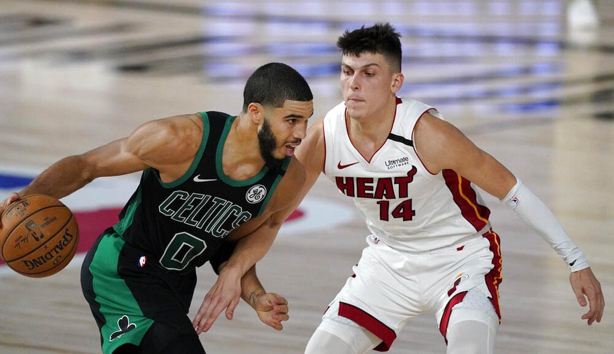 Pebasket Boston Celtics, Jayson Tatum, berusaha melewati pebasket Miami Heat, Tyler Herro, pada gim pertama final Wilayah Timur playoff NBA di SPN World of Sports Complex, Selasa (15/9/2020). Heat menang dengan skor 117-114. (AP/Mark J. Terrill)